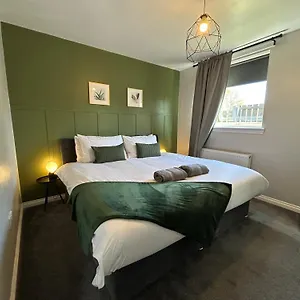 The School House, 3 Bed With Tv's In Rooms, 2 Double And One Queen Size Where The Bed Be Split Into 2 Twin Beds, 2 Bathrooms, Fully Equipped Kitchen, Free Off Street Parking, Wifi, Long Rates Available With Honeycomb Hosts Broughty Ferry